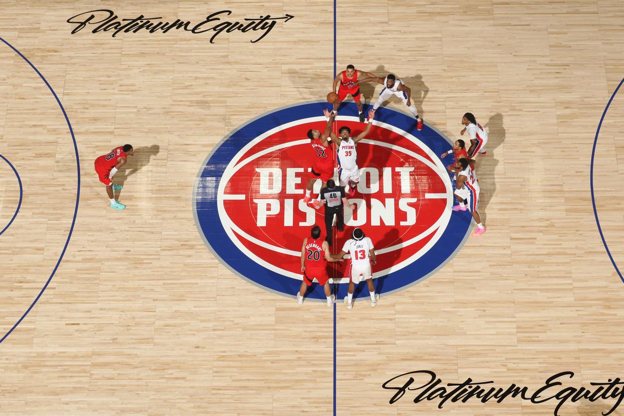 Detroit Pistons' Jalen Duren (35) and Toronto Raptors' Collin Murray-Boyles (12) contest the opening tip during an NBA preseason game in Detroit, Michigan, U.S., Oct. 17, 2026. (AFP Photo)