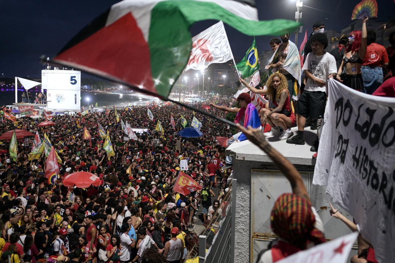 A demonstrator waves a Palestinian flag during the “Ato Musical pela Democracia” (Musical Act for Democracy) concert at Copacabana Beach in Rio de Janeiro on Oct. 18, 2026, one week before the runoff. (AFP Photo)