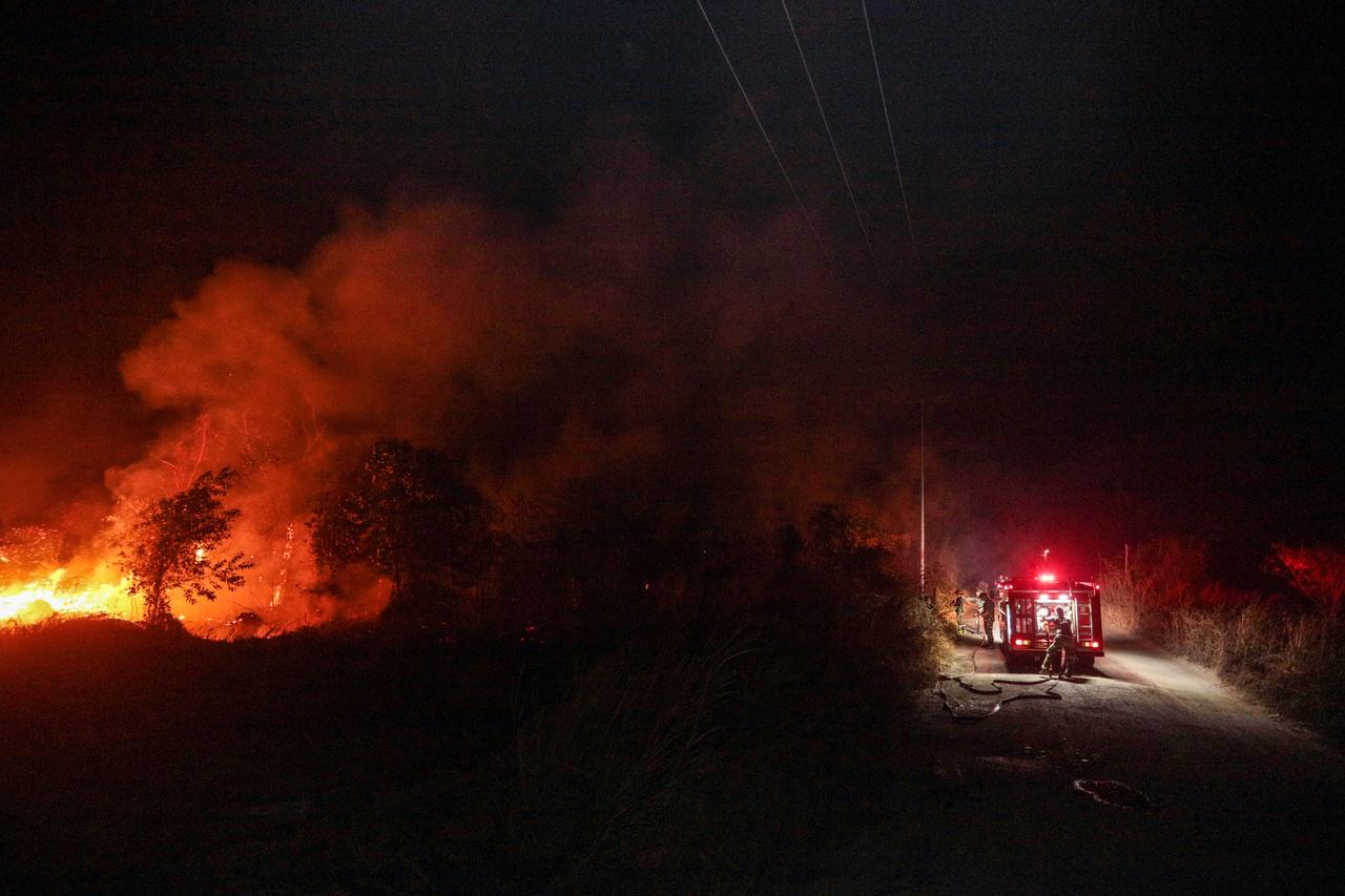 Firefighters prepare to contain a wildfire in Banjarbaru, South Kalimantan province, on Oct. 13, 2026. (AFP Photo)
