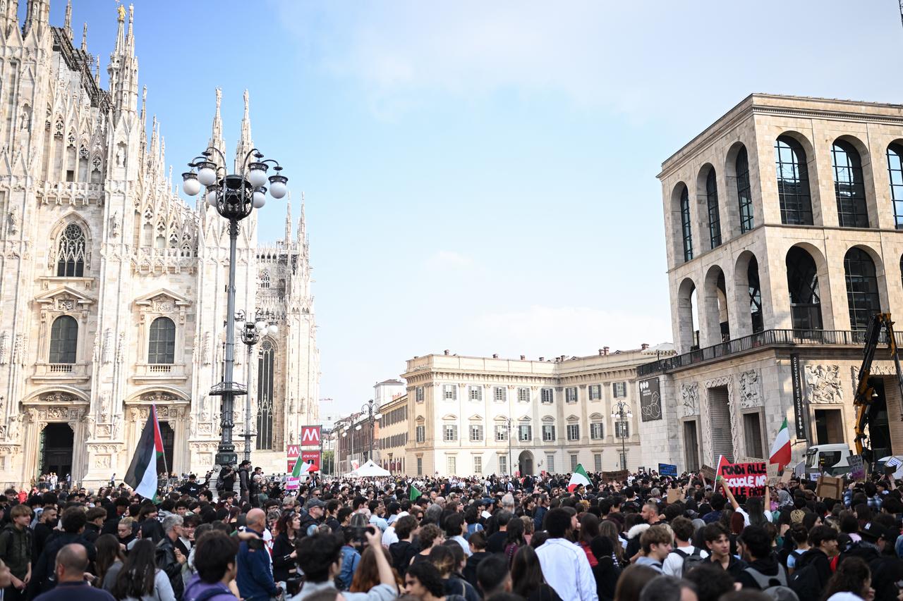 Demonstrators gather during an anti-government protest organized by the Italia in Piazza movement, at Piazza Duomo in Milan, on Oct. 17, 2026. (AFP Photo)