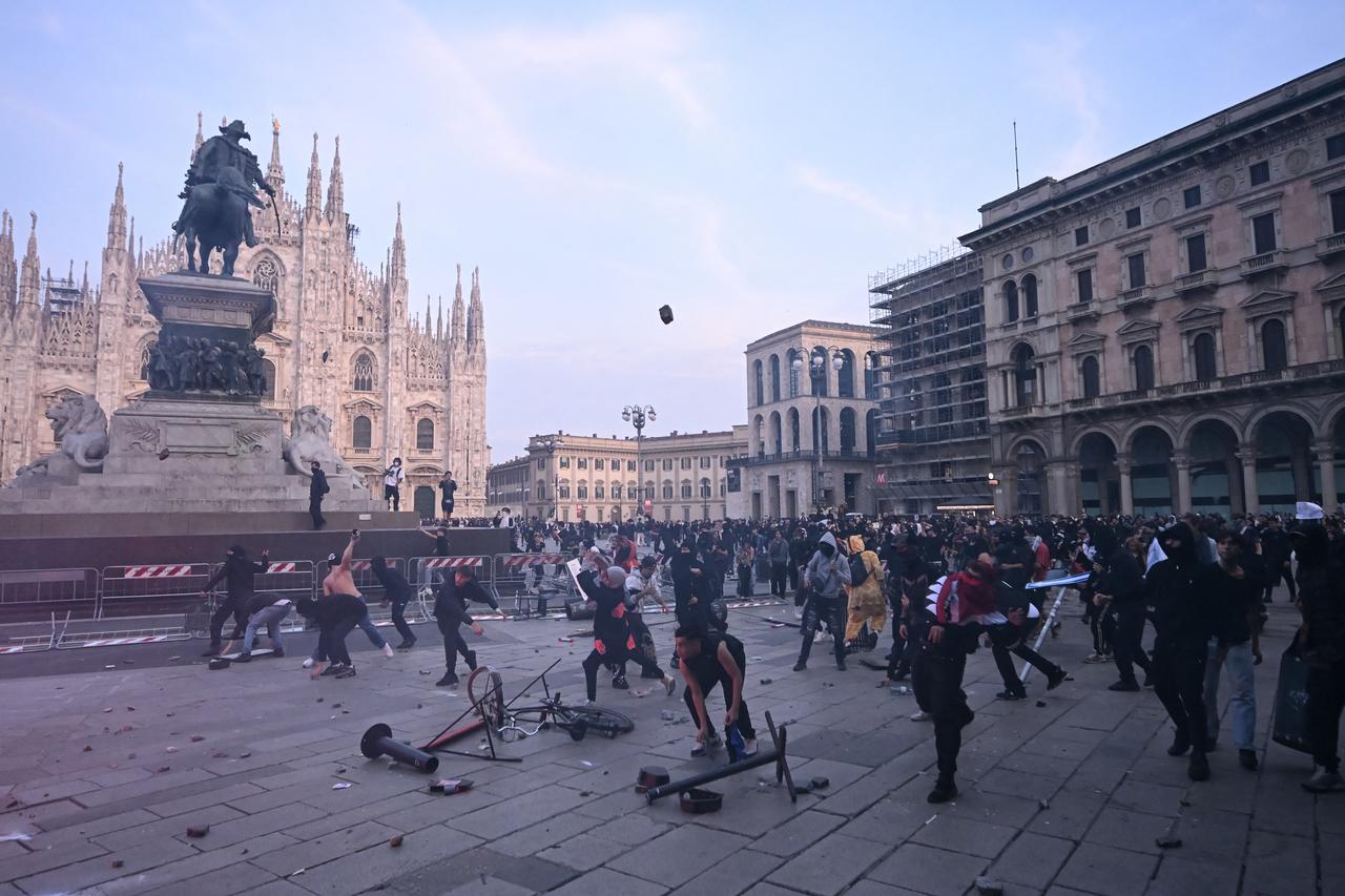 Demonstrators clash with Police during an anti-government protest organized by the Italia in Piazza movement, at Piazza Duomo in Milan, on Oct. 17, 2026. (AFP Photo)