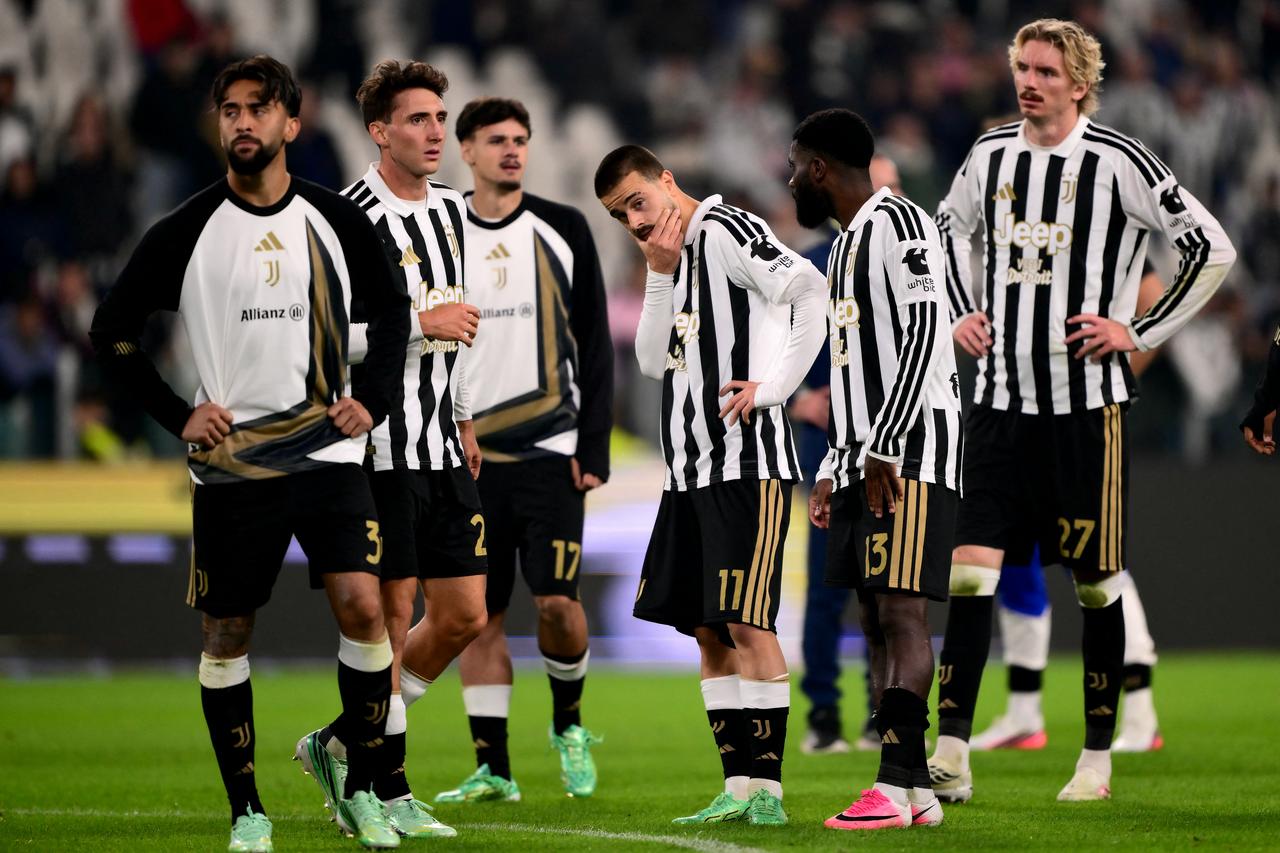Juventus’ players react after losing the Italian Serie A football match between Juventus and Lazio at the Allianz Stadium, in Turin on October 18, 2026. (AFP Photo)