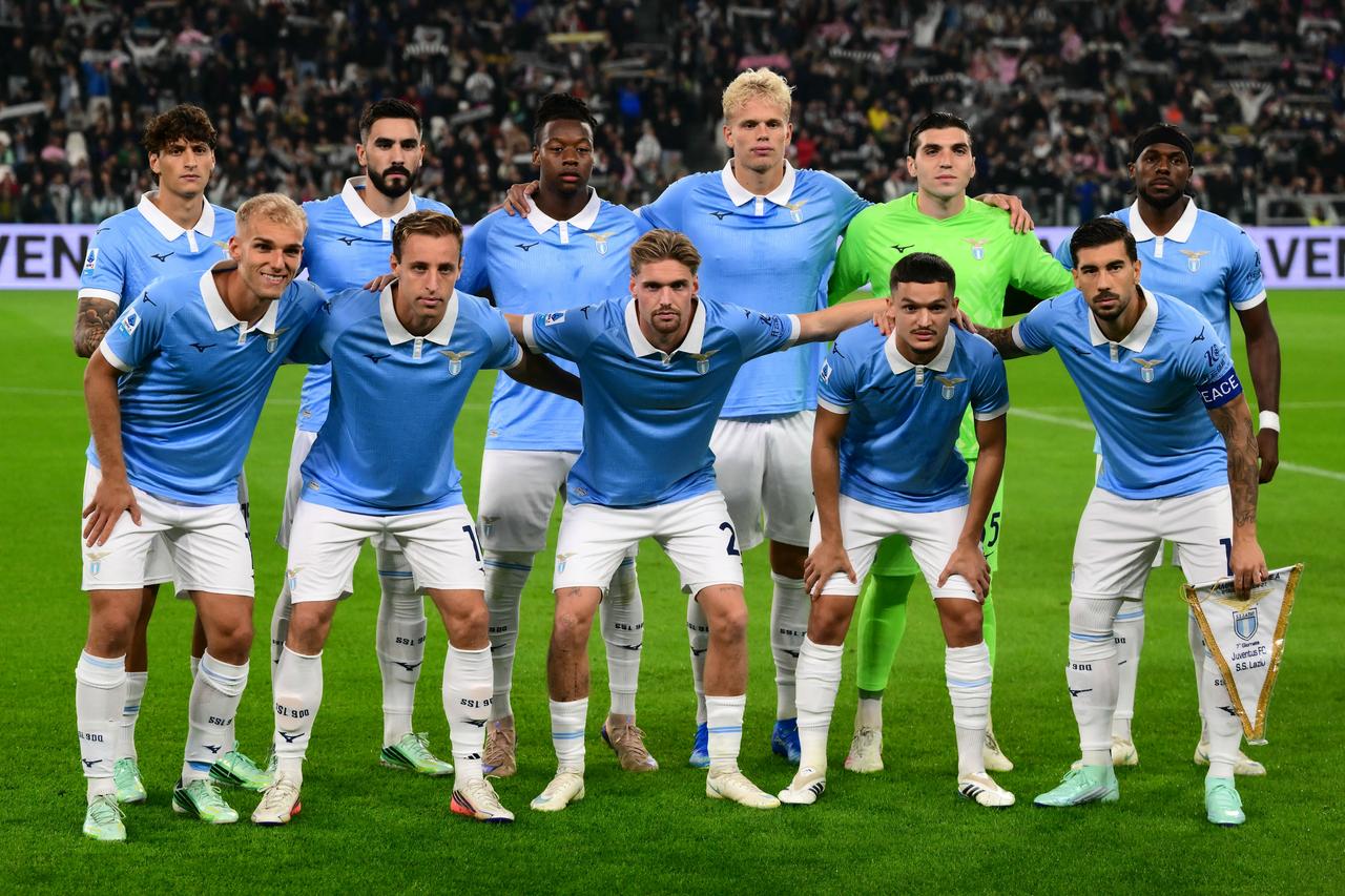 Lazio’s Dplayers pose for a group photo prior to the Italian Serie A football match between Juventus and Lazio at the Allianz Stadium, in Turin on October 18, 2026. (AFP Photo)