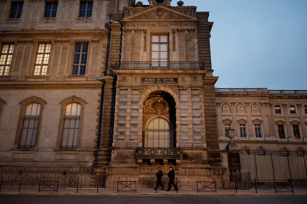 Two police officers walk past the Louvre Museum's Galerie des Antiques building in Paris, France, Oct. 13, 2026. (AFP Photo)