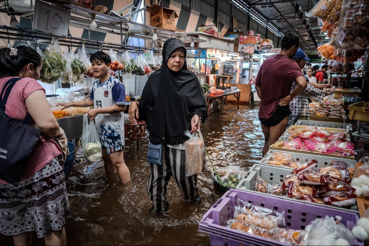 People visit a flooded fresh food market in the Bang Kapi district of Bangkok on Sept. 28, 2026. (AFP Photo)