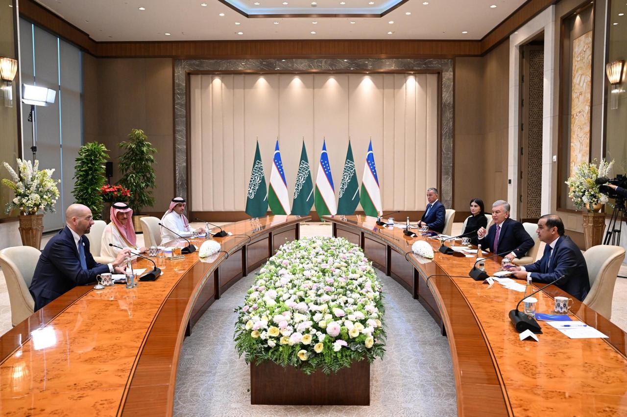 Uzbek President Shavkat Mirziyoyev (second from right) meets with Saudi investors led by ACWA Power Chairman Mohammad Abunayyan (second from left) in Tashkent, Uzbekistan, Oct. 16, 2026. (Photo via president.uz)