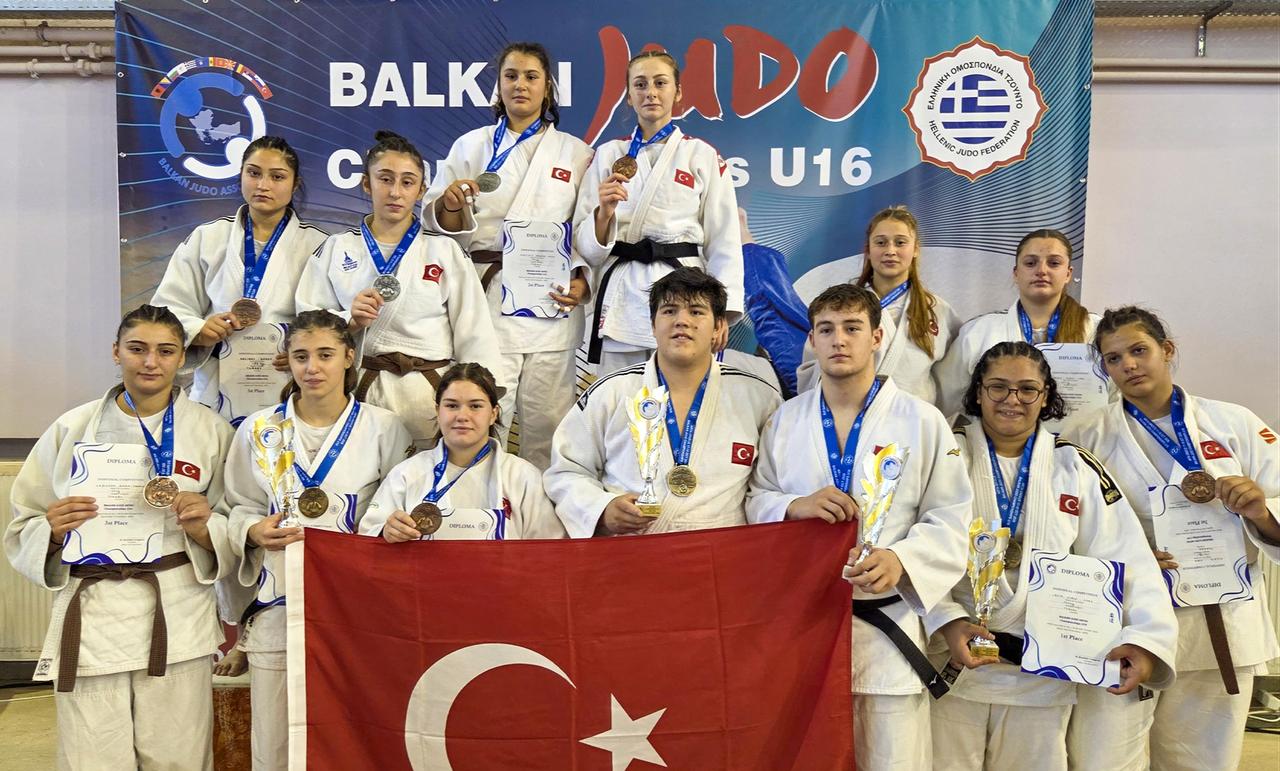 Turkish judokas celebrate their team championship victory with 27 medals, including seven golds, at the Balkan U16 Judo Championships in Arta, Greece, Oct. 18, 2026. (Photo via Turkish Judo Federation)