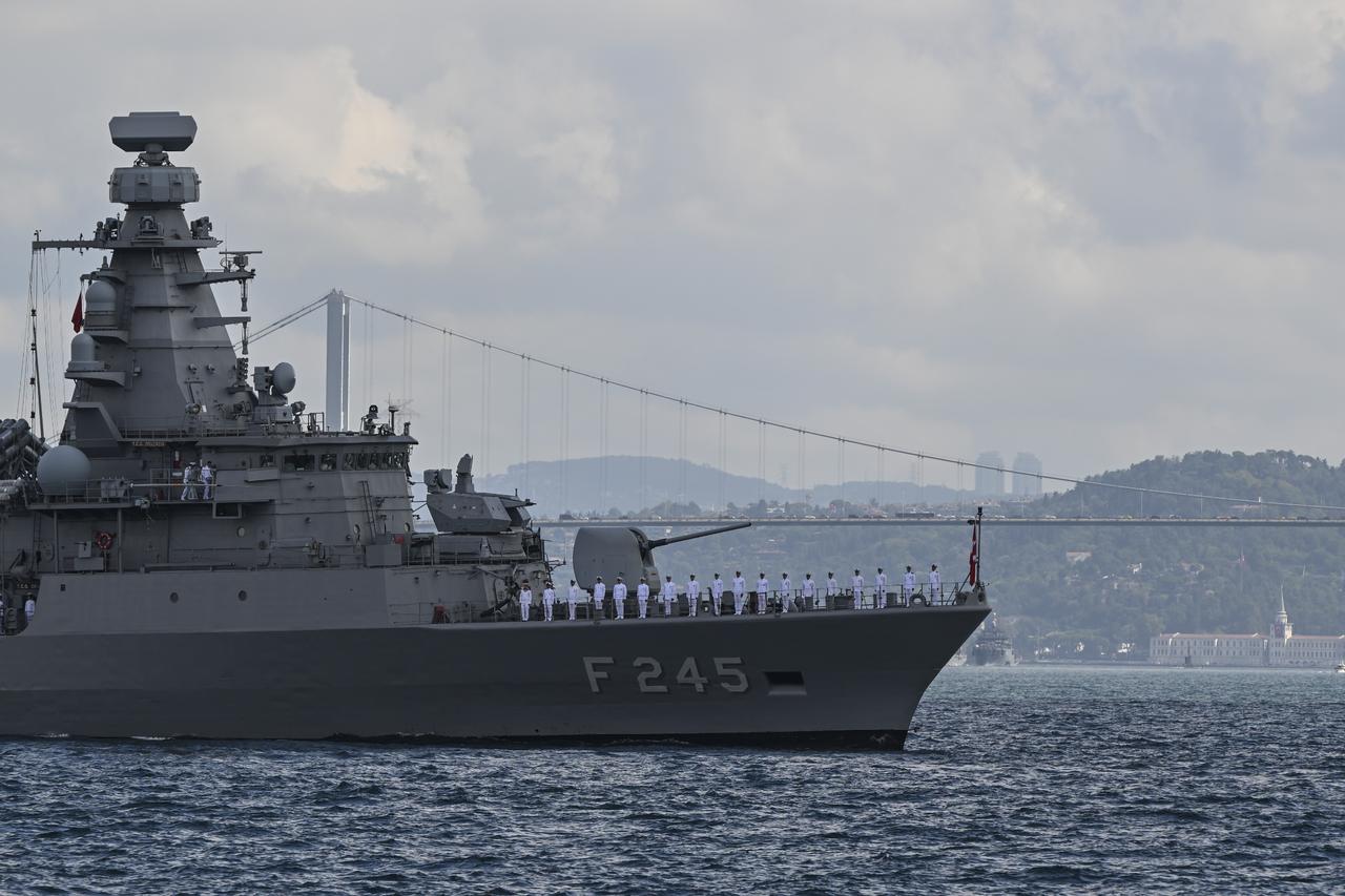 Türkiye to keep straits shut to warships, coordinates with Russia: Report
