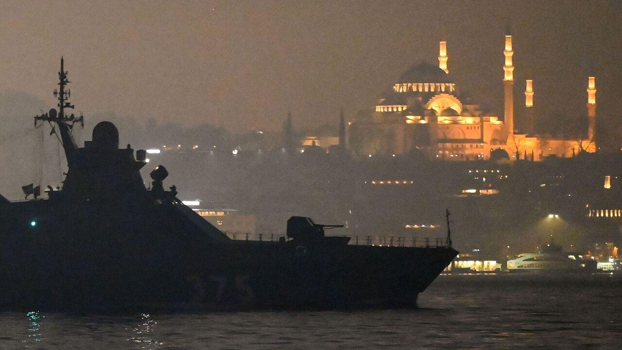 Russian Navy's Project 22160 Patrol Vessel Dmitriy Rogachev 375 sails through the Bosphorus Strait on the way to the Black Sea past the city of Istanbul as the Suleymaniye mosque is seen in the background on Feb. 16, 2022. (AFP Photo)
