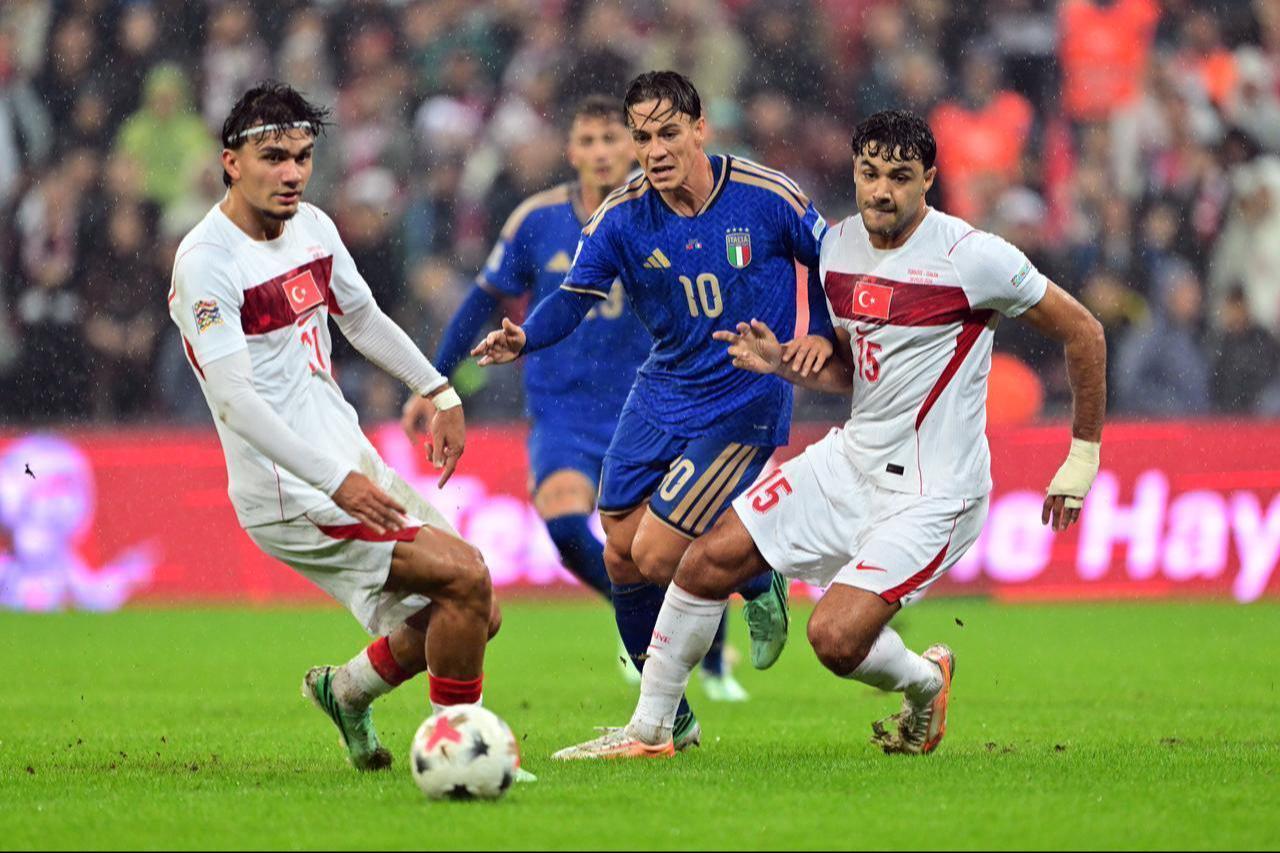 Can Uzun (L) of Türkiye in action against Giacomo Raspadori (10) of Italy during the UEFA Nations League A Group 1 match between Türkiye and Italy at Yuzuncu Yil Ataturk Stadium in Bursa, Türkiye on September 28, 2026. (AA Photo)