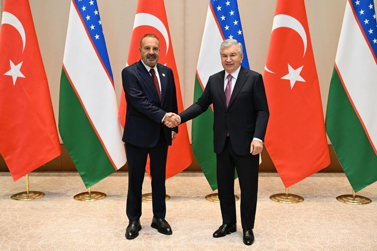 Aksa Enerji Chairman Cemil Kazanci (L) meets Uzbek President Shavkat Mirziyoyev in Tashkent, Uzbekistan, October 16, 2026. (Photo via Aksa Enerji)