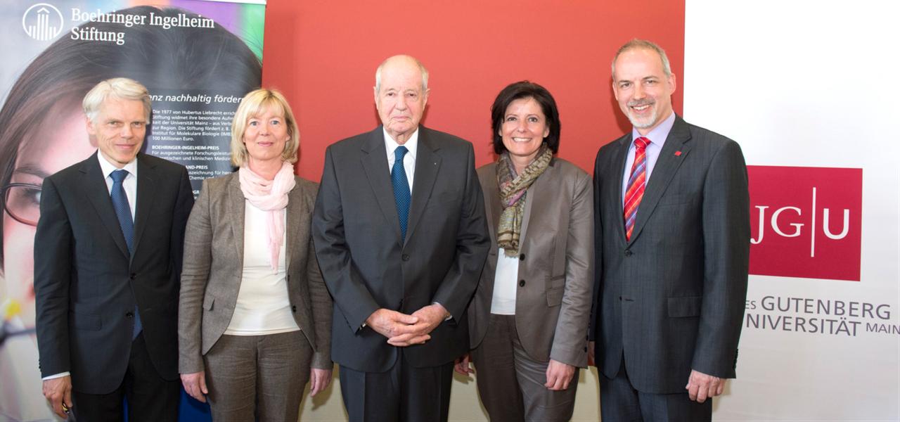 From left to right, Professor Dr. Andreas Barner, Science Minister Doris Ahnen, Otto Boehringer, Minister President Malu Dreyer, and University President Professor Georg Krausch pose together at an event. (Photo via https://nachrichten.idw-online.de/)