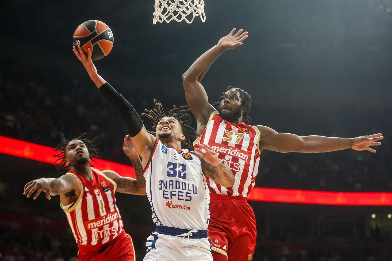 Matthew Strazel (32) of Anadolu Efes in action against Semi Ojeleye (37) of Crvena Zvezda during the EuroLeague basketball match between Crvena Zvezda and Anadolu Efes at Belgrade Arena in Belgrade, Serbia, on October 1, 2026. (AA Photo)