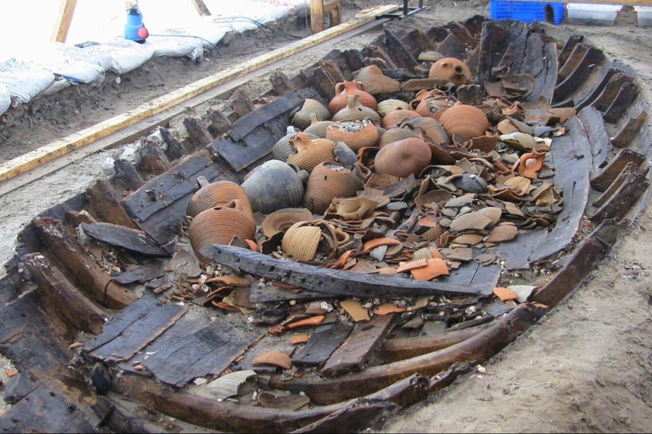 Amphora-type vessels inside a sunken ship discovered during the Yenikapi metro construction, with many vessels in good condition despite some fragmentation. (Photo via Yenikapi Excavations)