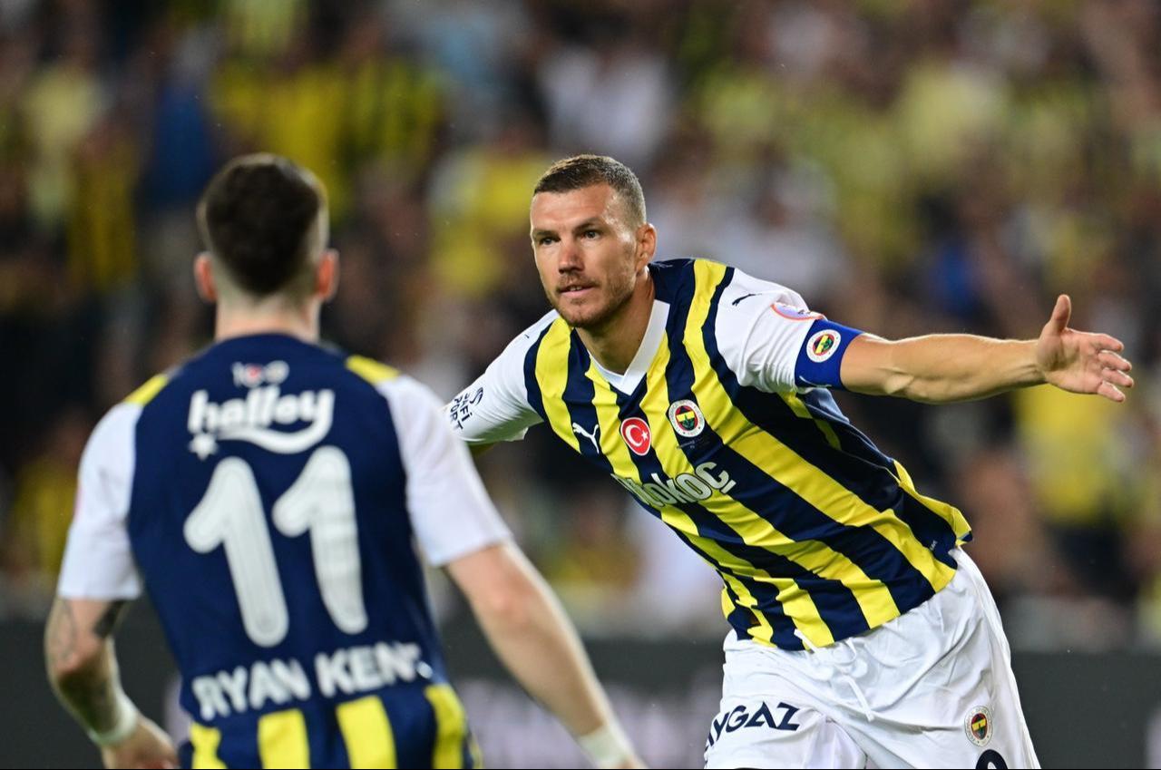 Fenerbahces Edin Dzeko (L) celebrates after scoring a goal against Gaziantep, Istanbul, Türkiye, Aug. 13, 2023. (AA Photo)