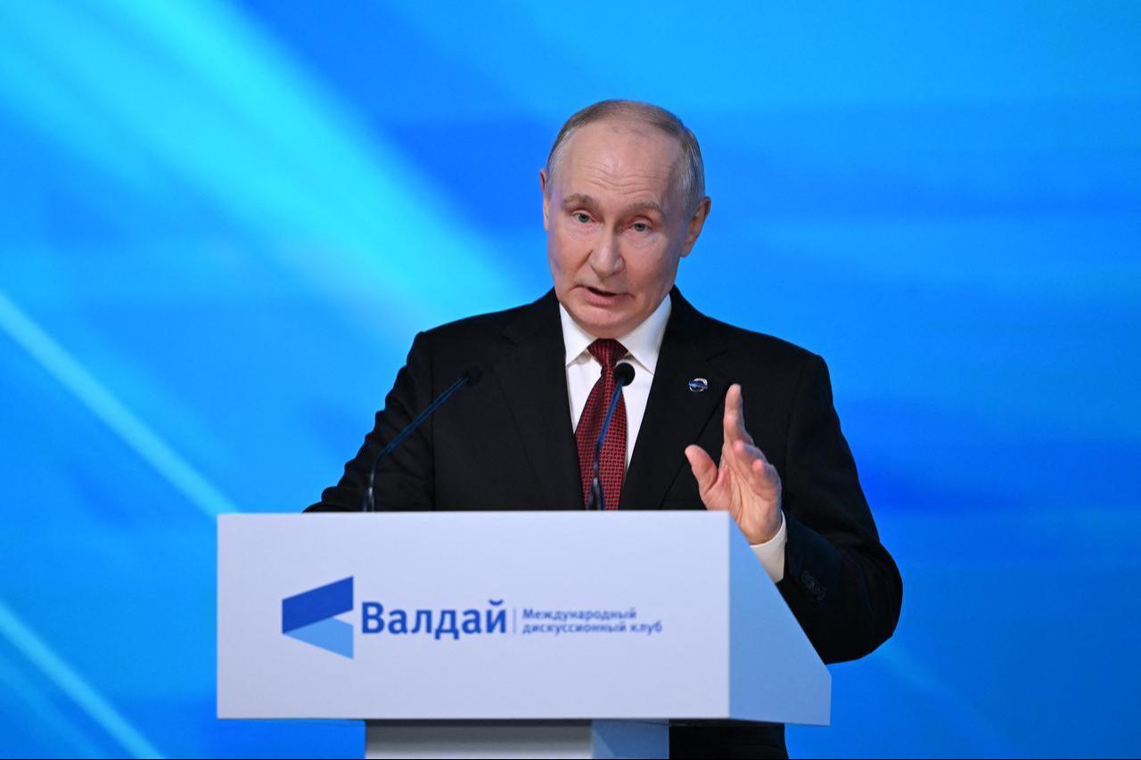 Russia's President Vladimir Putin gestures as he addresses the audience during the Valdai Discussion Club meeting in Moscow on October 1, 2026. (AFP Photo)
