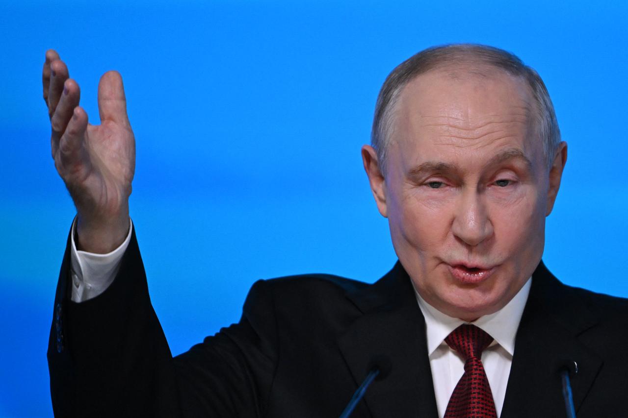 Russia's President Vladimir Putin gestures as he addresses the audience during the Valdai Discussion Club meeting in Moscow on October 1, 2026. (AFP Photo)