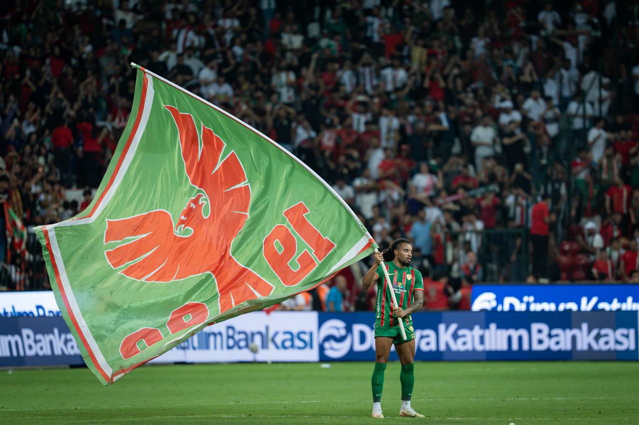 Amedspor's Samuel Ballet waves a large club flag on the pitch after the Super Lig match against Besiktas in Diyarbakir, Türkiye, Sept. 20, 2026. (AA Photo)