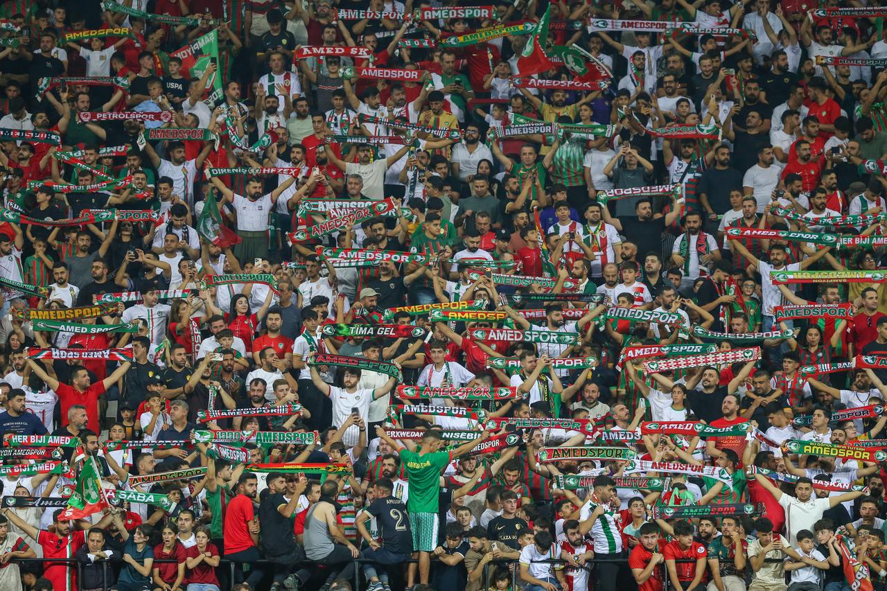 Amedspor fans display red-and-green scarves as they support their team during the Super Lig clash with Besiktas in Diyarbakir, Türkiye, Sept. 20, 2026. (AA Photo)
