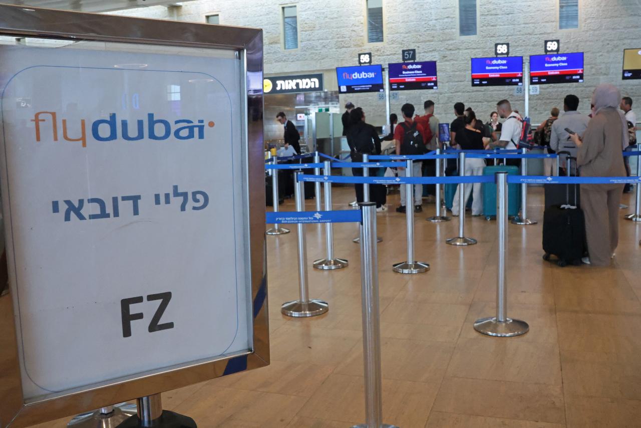 Passengers queue at the flydubai counters in Ben Gurion Airport near Tel Aviv, September 30, 2026. (AFP Photo)
