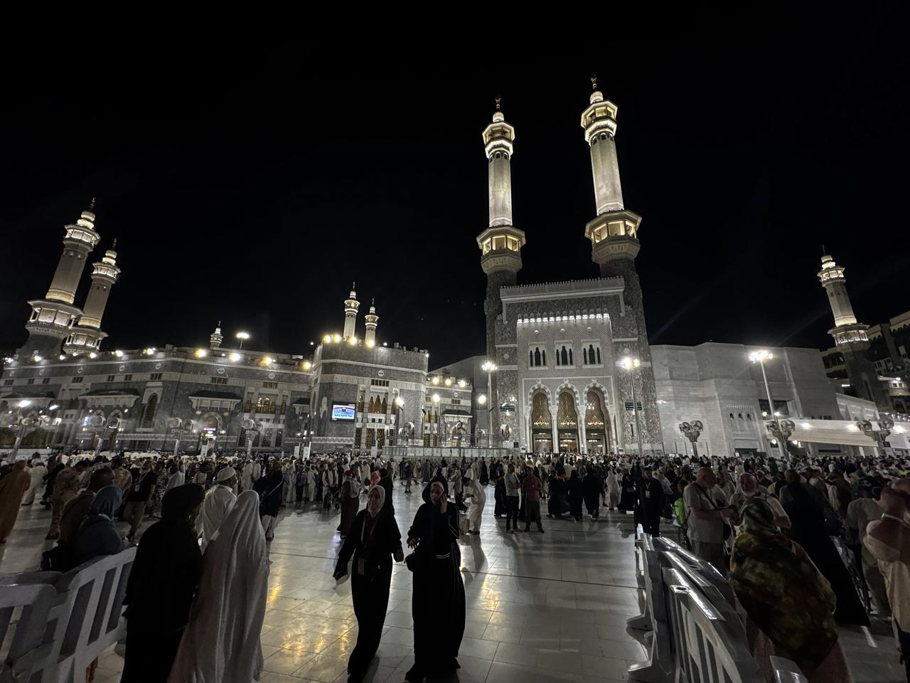 Muslim pilgrims who completed their Hajj rituals bid farewell to the Kaaba after performing the farewell circumambulation (Tawaf al-Wada) in Mecca, Saudi Arabia on May 30, 2026. (AA Photo)