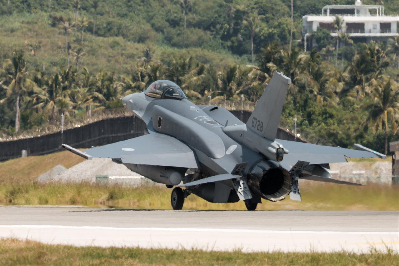 A newly purchased F-16V Block 70 fighter jet lands at Chihhang Air Base in Taitung on October 2, 2026. (AFP Photo)