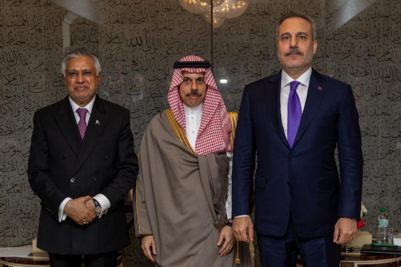 (L-R) Pakistan's Foreign Minister Ishaq Dar, Saudi Foreign Minister Faisal bin Farhan and Turkish Foreign Minister Hakan Fidan attend a meeting on the Mecca Defense Pact in New York, Sept. 24, 2026. (AA Photo)