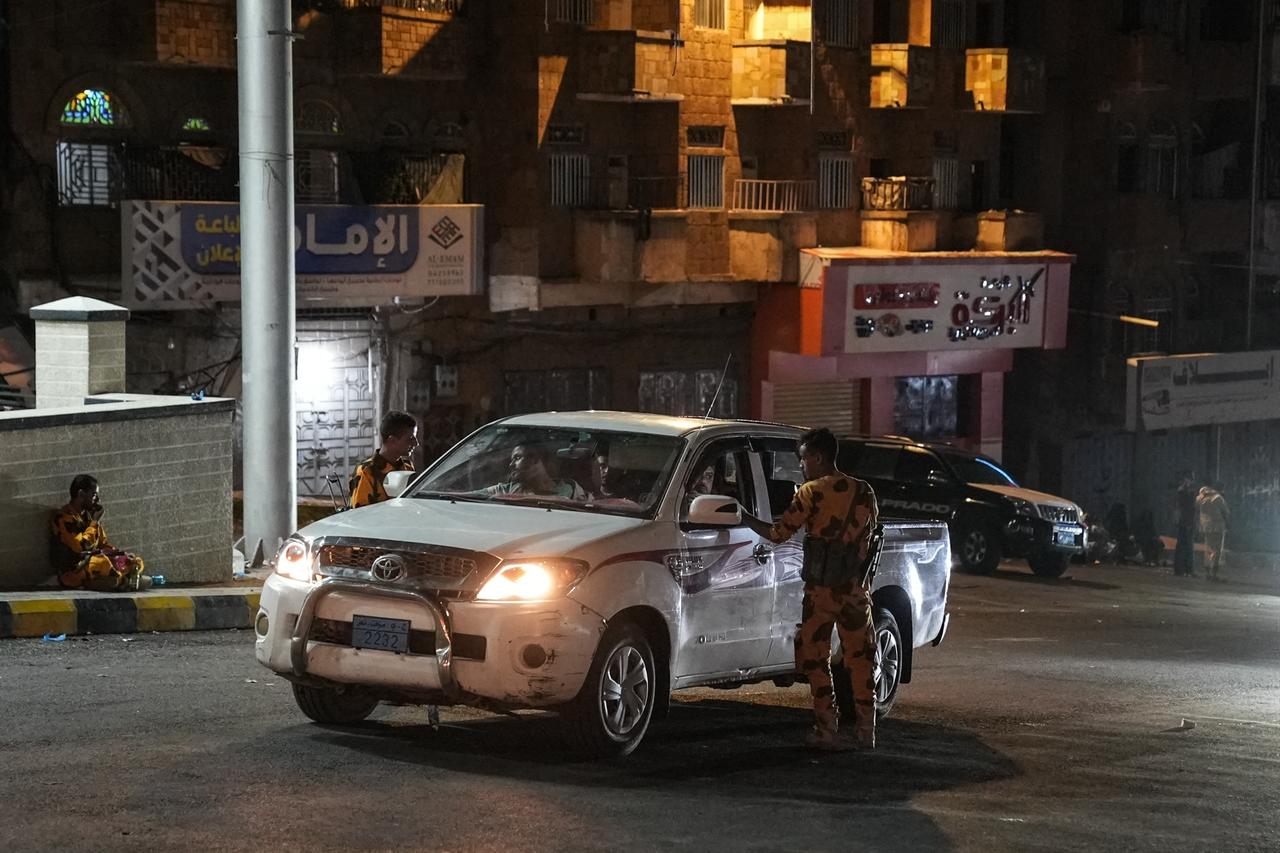 Security forces of the internationally-recognised Yemeni government man a checkpoint on a street in Taiz amid concerns over Houthi infiltration, late on September 27, 2026. (AFP Photo)