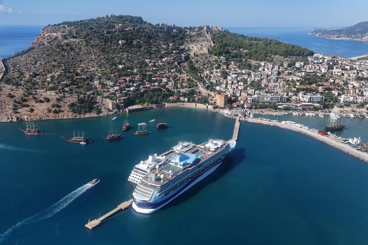 2 cruise ships bring 2,400 British and American tourists to Türkiye's Alanya