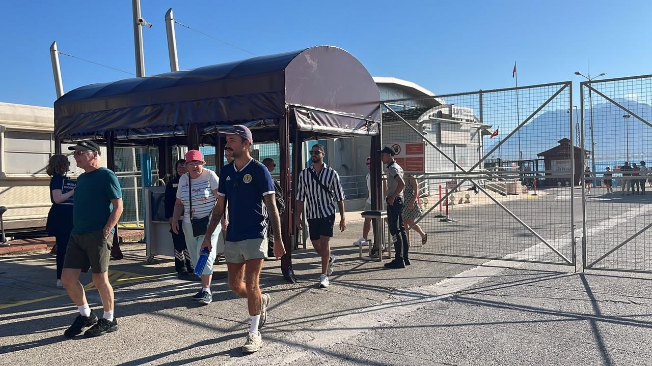 Cruise passengers leave Alanya Port to explore the coastal district after arriving aboard two ships carrying 2,400 tourists, Antalya, Türkiye, Oct. 20, 2026. (IHA Photo)