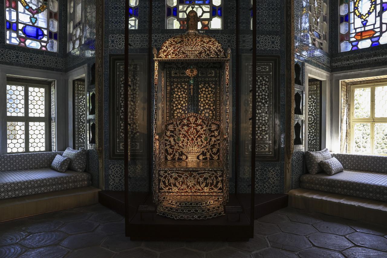 A view of the Arife Throne at Topkapi Palace reveals elaborate floral patterns crafted from mother-of-pearl, tortoiseshell and precious stones during the reign of Sultan Ahmed I. (AA Photo)