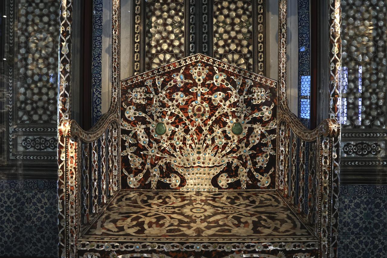 A close-up of the Arife Throne at Topkapi Palace reveals elaborate floral patterns crafted from mother-of-pearl, tortoiseshell and precious stones during the reign of Sultan Ahmed I. (AA Photo)