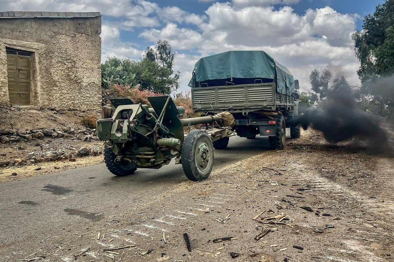A truck belonging to the Ethiopian National Defense Force (ENDF), carrying a towed artillery piece, drives along a road following clashes between Ethiopian federal forces and armed groups opposed to the government in Adigrat on October 17, 2026. (AFP photo)