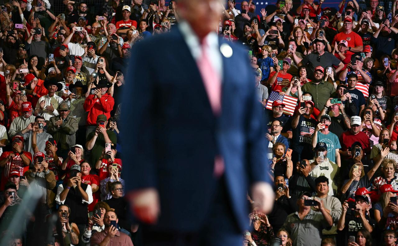 Attendees cheer as US President Donald Trump arrives to speak during a campaign rally at the Heartland Credit Union Arena in Park City, Kansas, a suburb of Wichita, on October 19, 2026. (AFP Photo)