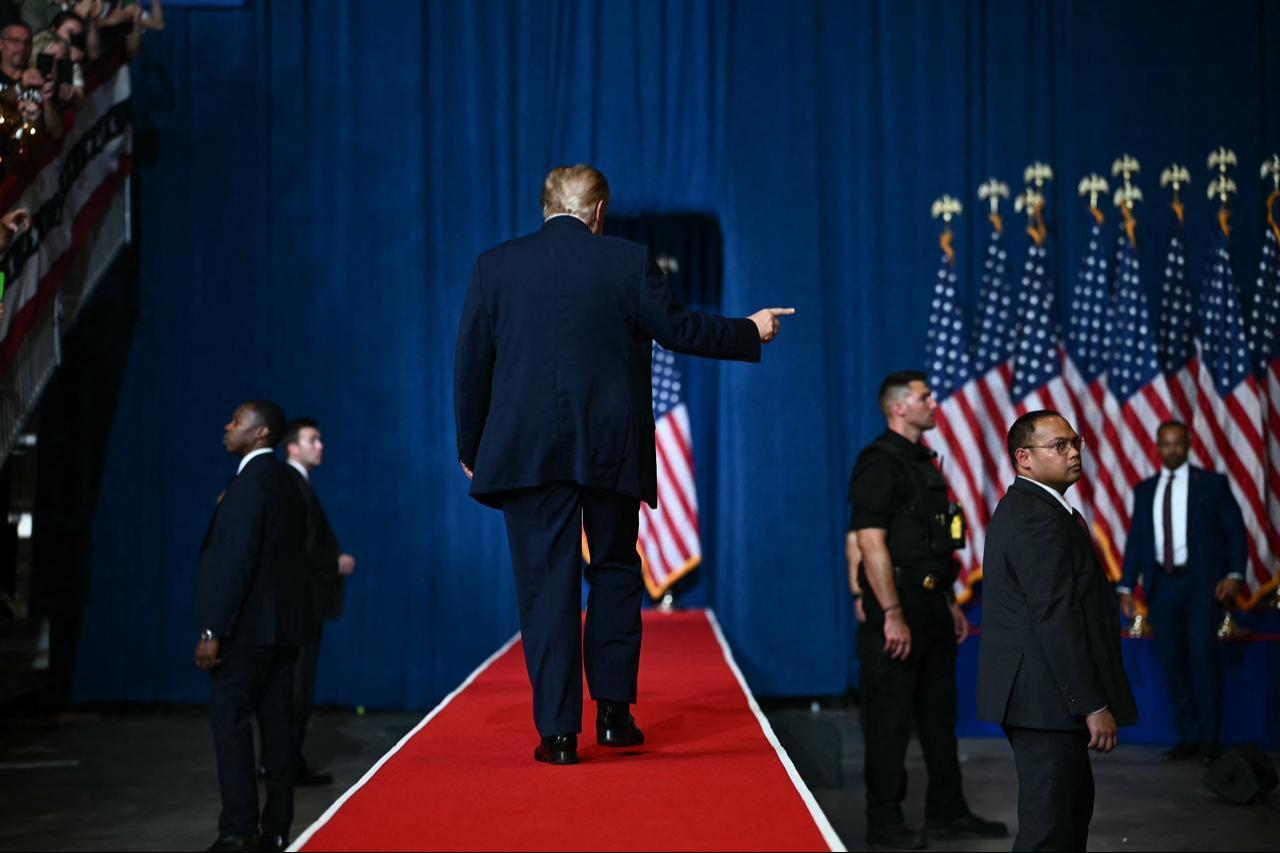 US President Donald Trump points as he walks offstage during a campaign rally at the Heartland Credit Union Arena in Park City, Kansas, a suburb of Wichita, on October 19, 2026. (AFP Photo)