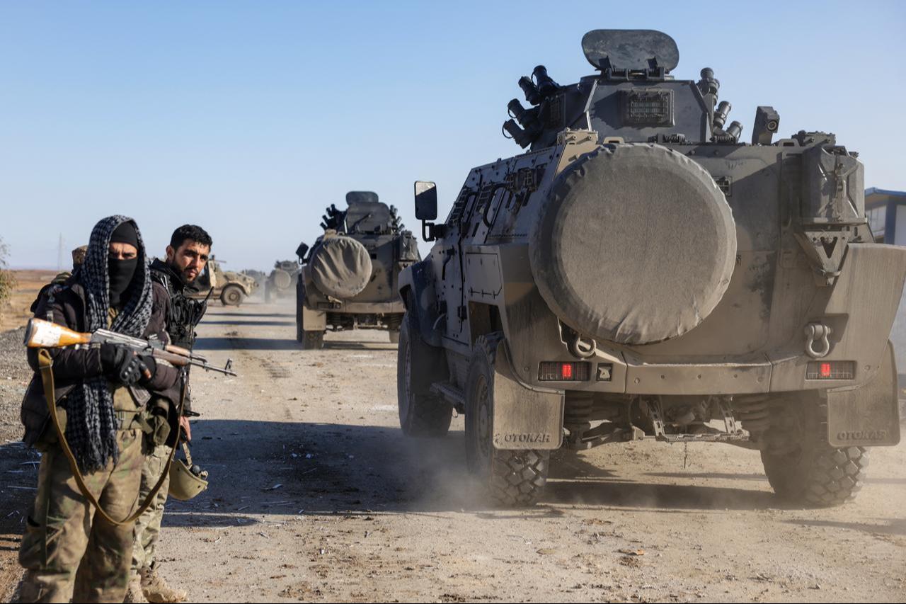 Soldiers stand guard as Syrian government forces make their way to the city of al-Hasakah in northeastern Syria on January 20, 2026. (AFP Photo)