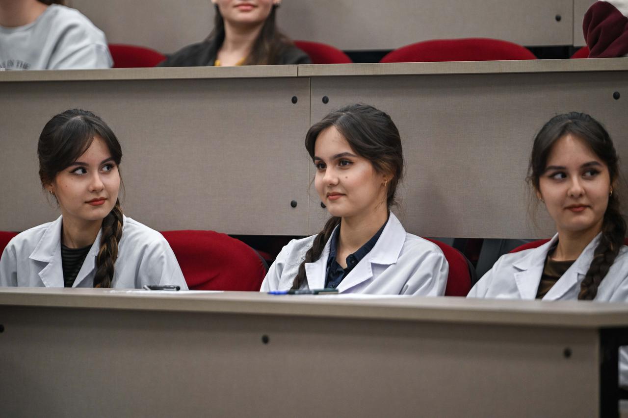 Uzbek triplet sisters Sabina, Medine and Zarina Hamreyava attend a lecture as they continue their final year of medical education in Ankara, Türkiye. (AA Photo)