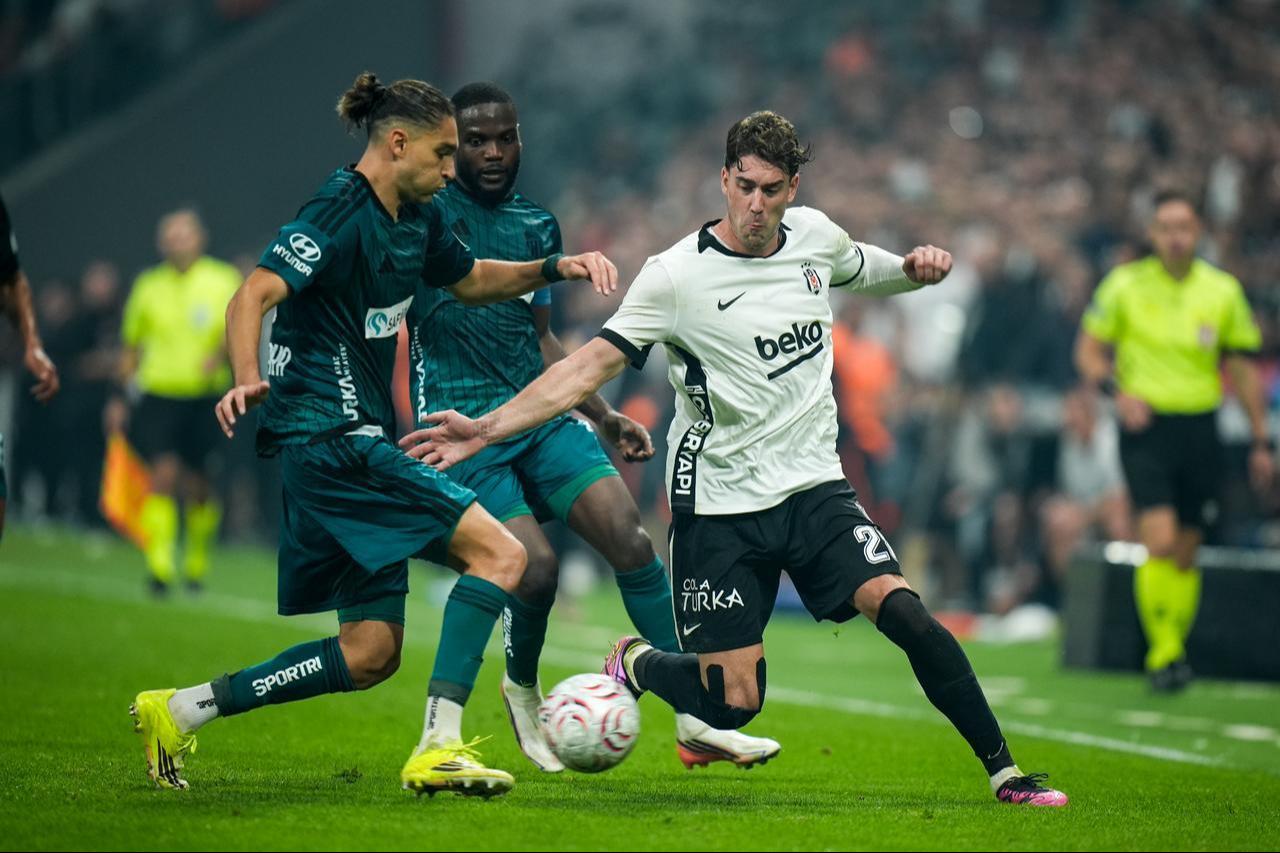 Dusan Vlahovic (28) of Besiktas in action during the Turkish Super Lig week 7 match between Besiktas and Kocaelispor at Tupras Stadium in Istanbul, Türkiye, on October 11, 2026. (AA Photo)