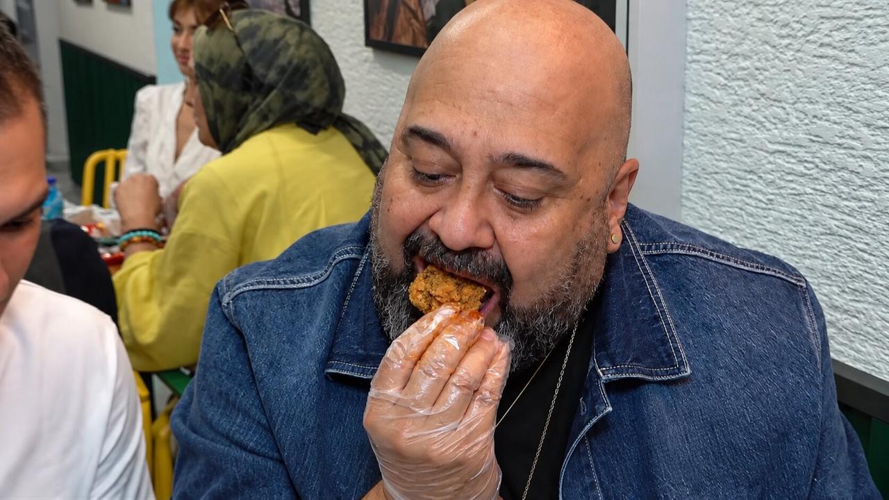 Turkish celebrity chef Somer Sivrioglu enjoys a meal at a restaurant. (IHA Photo)