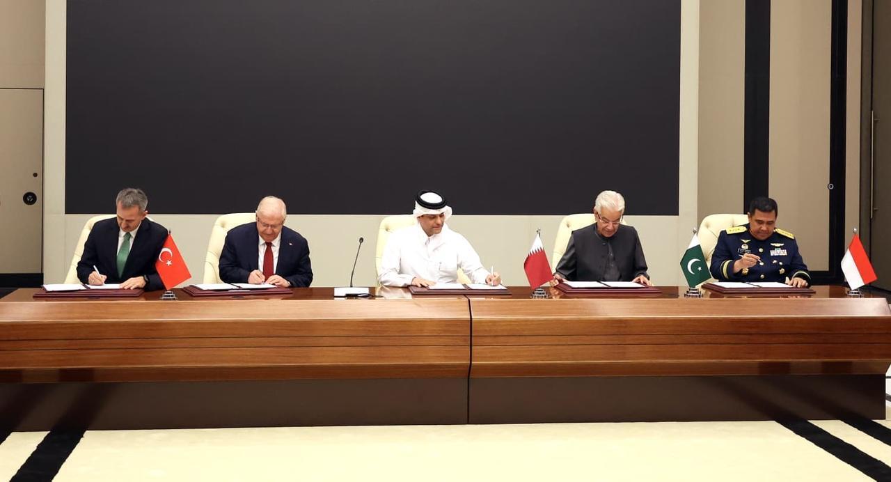 Turkish Defense Industries Secretariat head Haluk Gorgun (left), Turkish Defense Minister Yasar Guler (second from left), Qatar’s Deputy Prime Minister and Minister of State for Defense Affairs Sheikh Saud bin Abdulrahman bin Hasan Al Thani (center), Pakistani Defense Minister Khawaja Muhammad Asif (second from right) and Indonesian Deputy Defense Minister Yusuf Jauhari (right) sign the Badr Memorandum of Understanding in Doha, Qatar, on Oct. 21, 2026. (AA Photo)