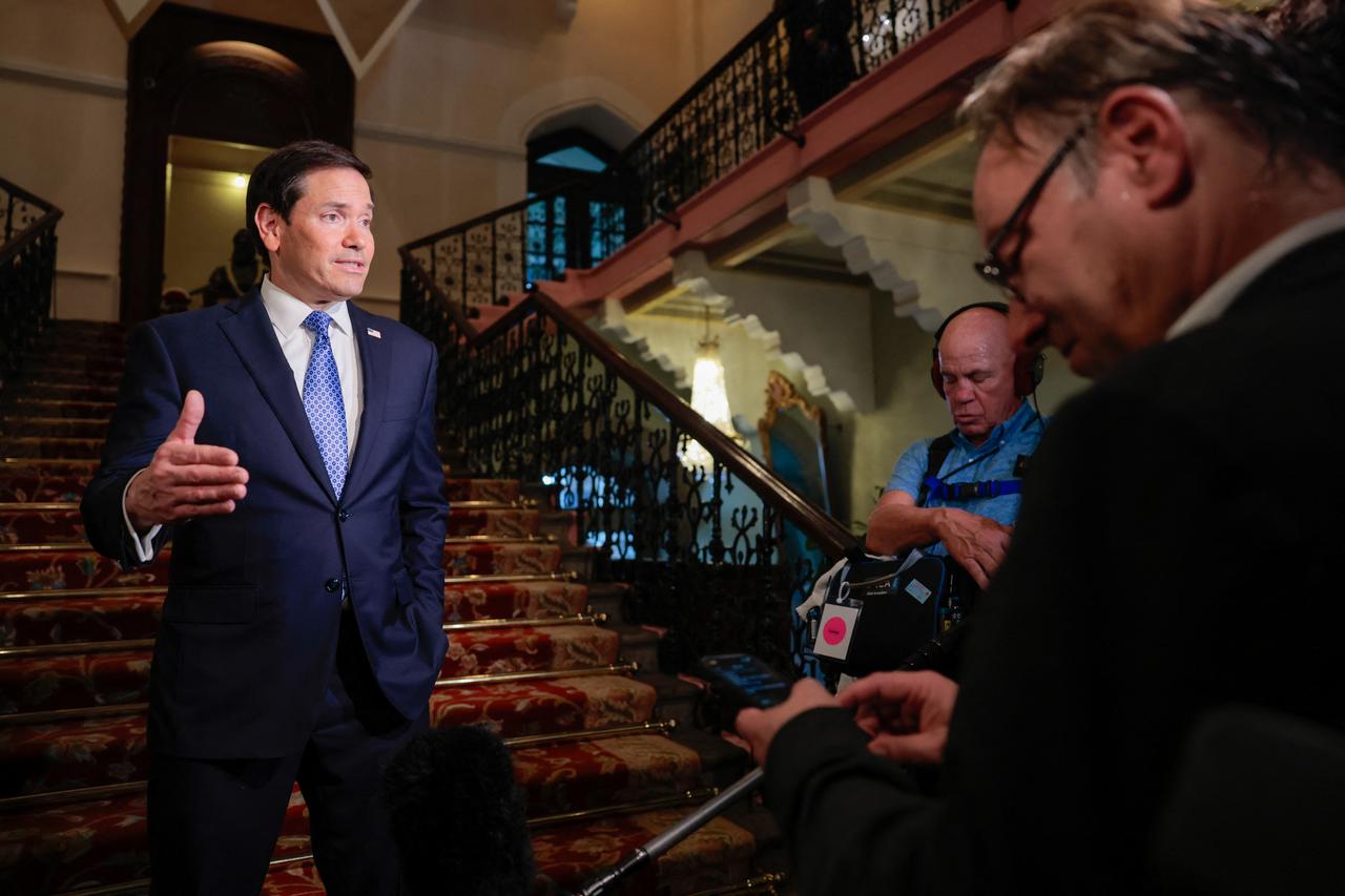 US Secretary of State Marco Rubio (L) speaks to the media upon his arrival at the Taj Mahal Palace Hotel in Mumbai on October 20, 2026. (AFP Photo)