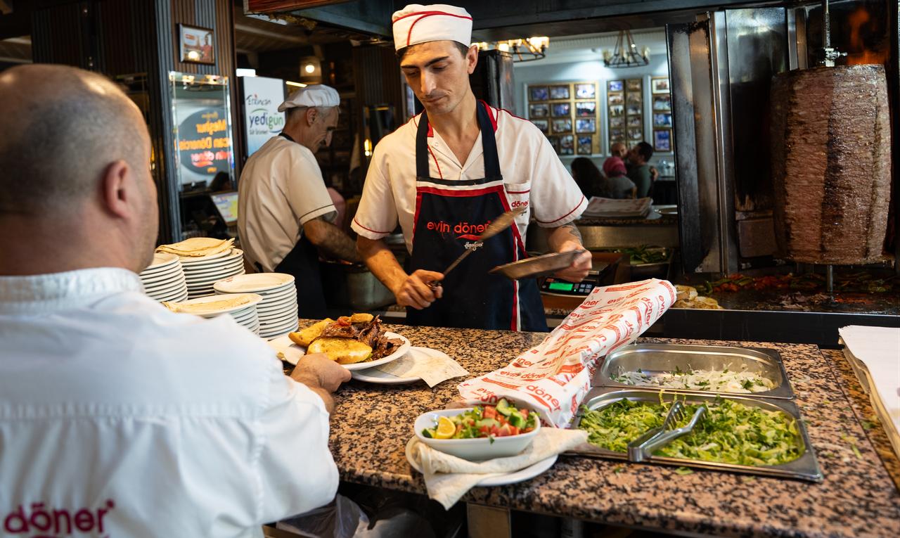 A cook prepares doner kebab at a local restaurant in Erzincan, Türkiye, on September 10, 2026. (AA Photo)