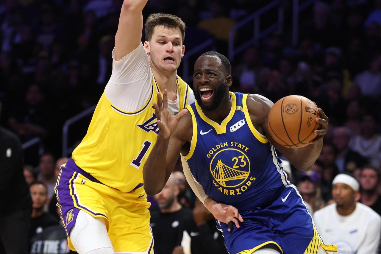 Draymond Green #23 of the Golden State Warriors dribbles past the defense of Walker Kessler #14 of the Los Angeles Lakers during the second half of a game at Crypto.com Arena on October 21, 2026 in Los Angeles, California. (AFP Photo)