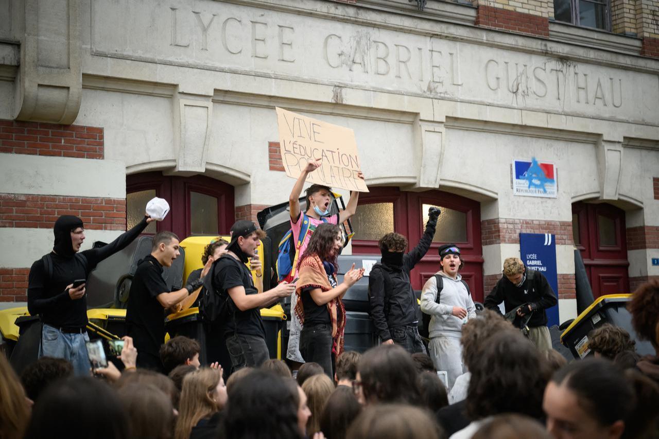 Students stand on bins piled at the entrance as they carry out a blocking protest at the Gabriel Guist'hau secondary school during a day of nationwide public sector strikes and demonstrations, in Nantes, western France, on Sept. 29, 2026. (AFP Photo)