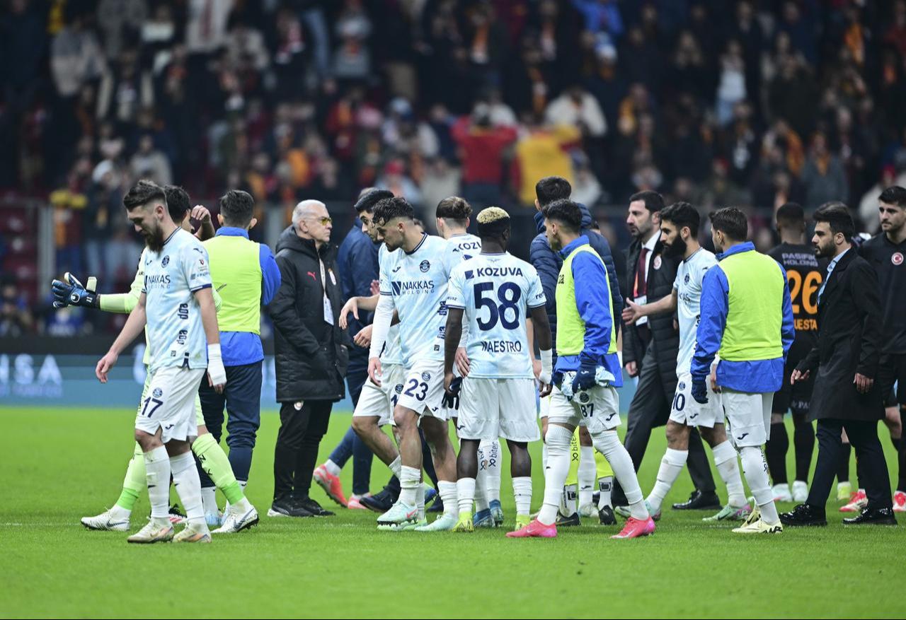 Adana Demirspor withdraws from the field in the Turkish Super Lig week 23 match between Galatasaray and Adana Demirspor at RAMS Park, in Istanbul, Türkiye, Feb. 9, 2025. (AA Photo)