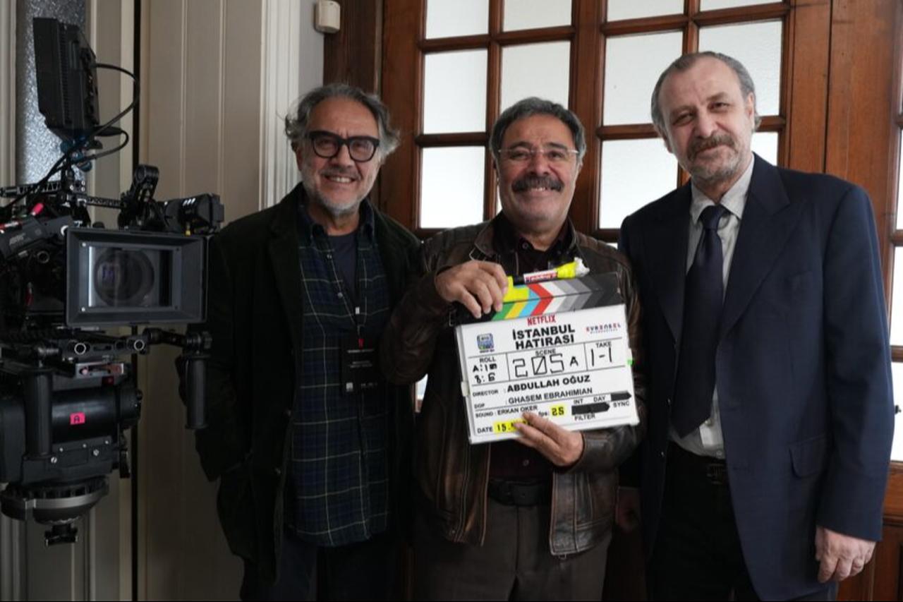 Turkish crime novelist Ahmet Umit (C) poses with the crew of Netflix's upcoming adaptation of Istanbul Hatirasi, starring Nejat Isler as Chief Inspector Nevzat, during production of the series. (Photo via 221B)