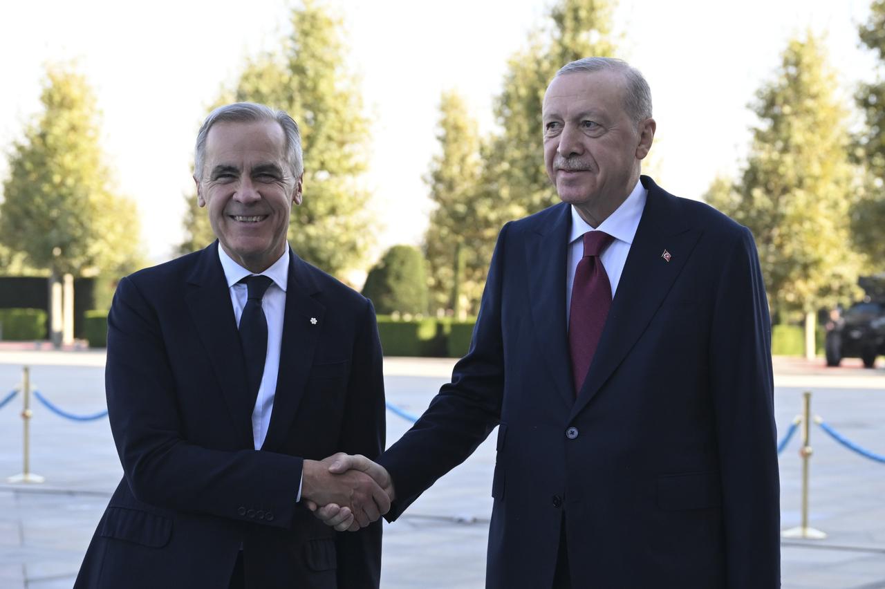President Recep Tayyip Erdogan (R) welcomes Canadian Prime Minister Mark Carney (L) with an official ceremony at the Presidential Complex during his official visit to Türkiye, in Ankara, on Oct. 22, 2026. (AA Photo)