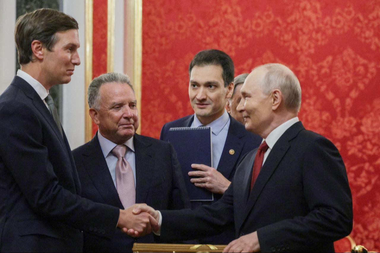 In this pool photograph distributed by the Russian state agency Sputnik, Russia's President Vladimir Putin (R) welcomes US special envoy Steve Witkoff (2nd L) and US President Donald Trump's son-in-law Jared Kushner (L) prior to their talks in Moscow, September 5, 2026. (AFP Photo)