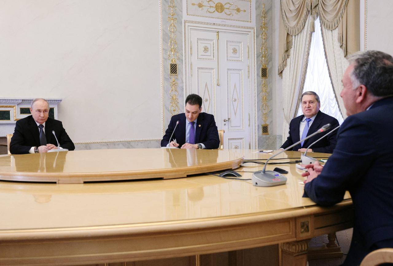 Russia's President Vladimir Putin (L), Kremlin foreign policy aide Yuri Ushakov 2nd R) attend a meeting with US special envoy Steve Witkoff (R) in Saint Petersburg, October 21, 2026. (AFP Photo)