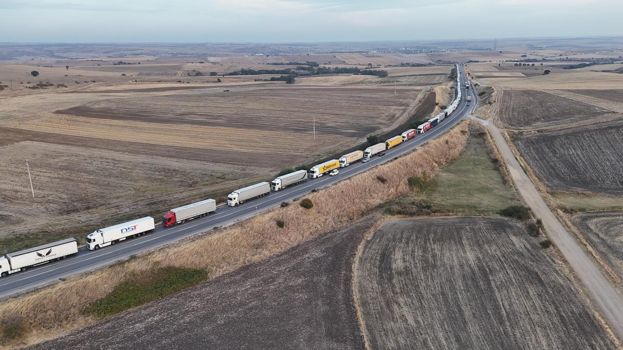 Aerial view of trucks queued along a road near the Hamzabeyli Border Gate in Edirne, northwestern Türkiye, on Oct. 12, 2026. (IHA Photo)